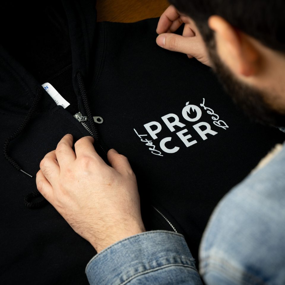 Polerón negro con cierre UNISEX