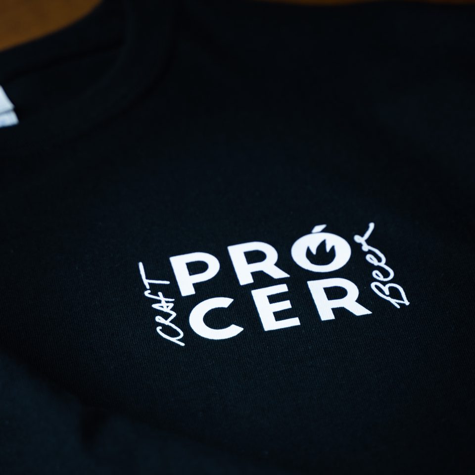 Polera MUJER negra "A la mierda la cerveza industrial"